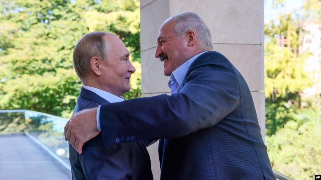 Tổng thống Nga Vladimir Putin và Tổng thống Belarus Alexander Lukashenko gặp nhau ngày 26/09/2022. (Gavriil Grigorov, Sputnik, Kremlin Pool Photo via AP)