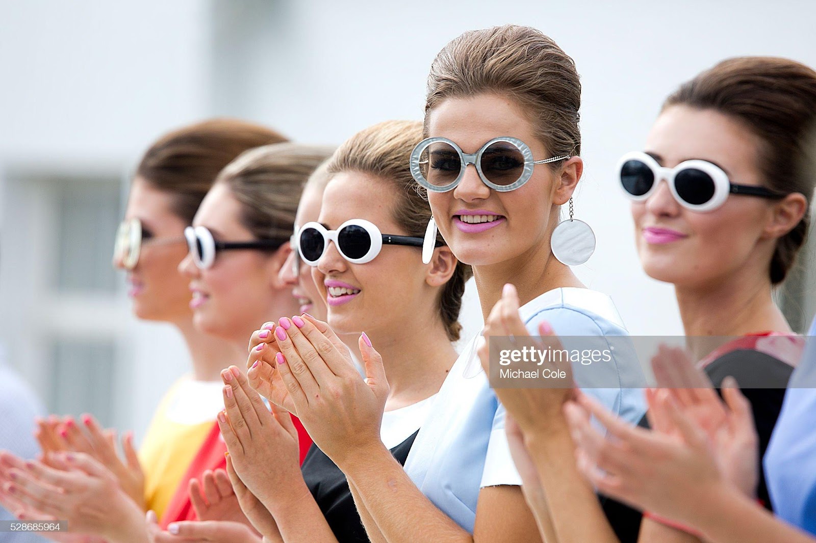 D:\Documenti\posts\posts\Women and motorsport\foto\Getty e altre\grid-girls-wearing-period-sunglasses-trackside-picture-id528685964.jpg