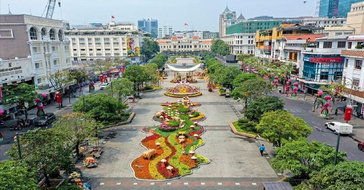 Phố đi bộ Nguyễn Huệ: Vẻ Đẹp, Ẩm Thực và Trải Nghiệm tại TP HCM
