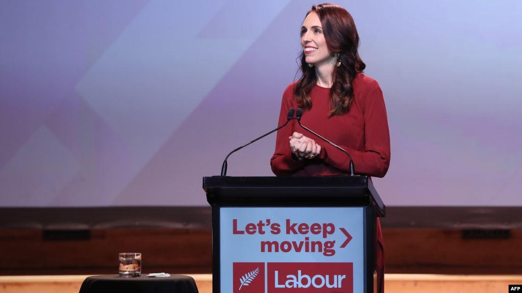 新西兰总理杰辛达·阿德恩(Jacinda Ardern)在工党获胜后的聚会上发表讲话。(2020年10月17日)