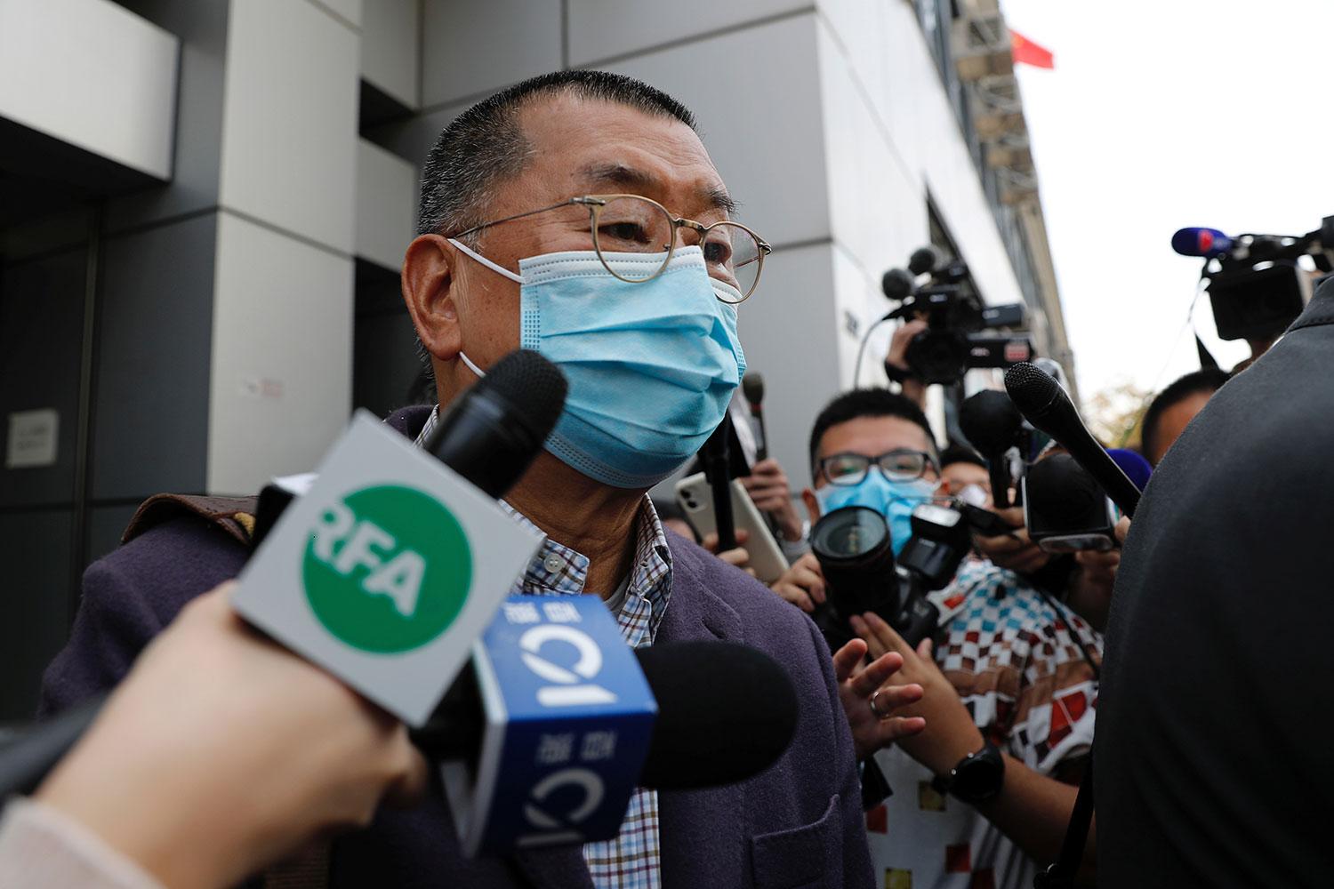 2020年2月28日,香港壹传媒集团创办人黎智英,在香港被指参与非法集会而拘捕后离开了警察局。(路透社图片)