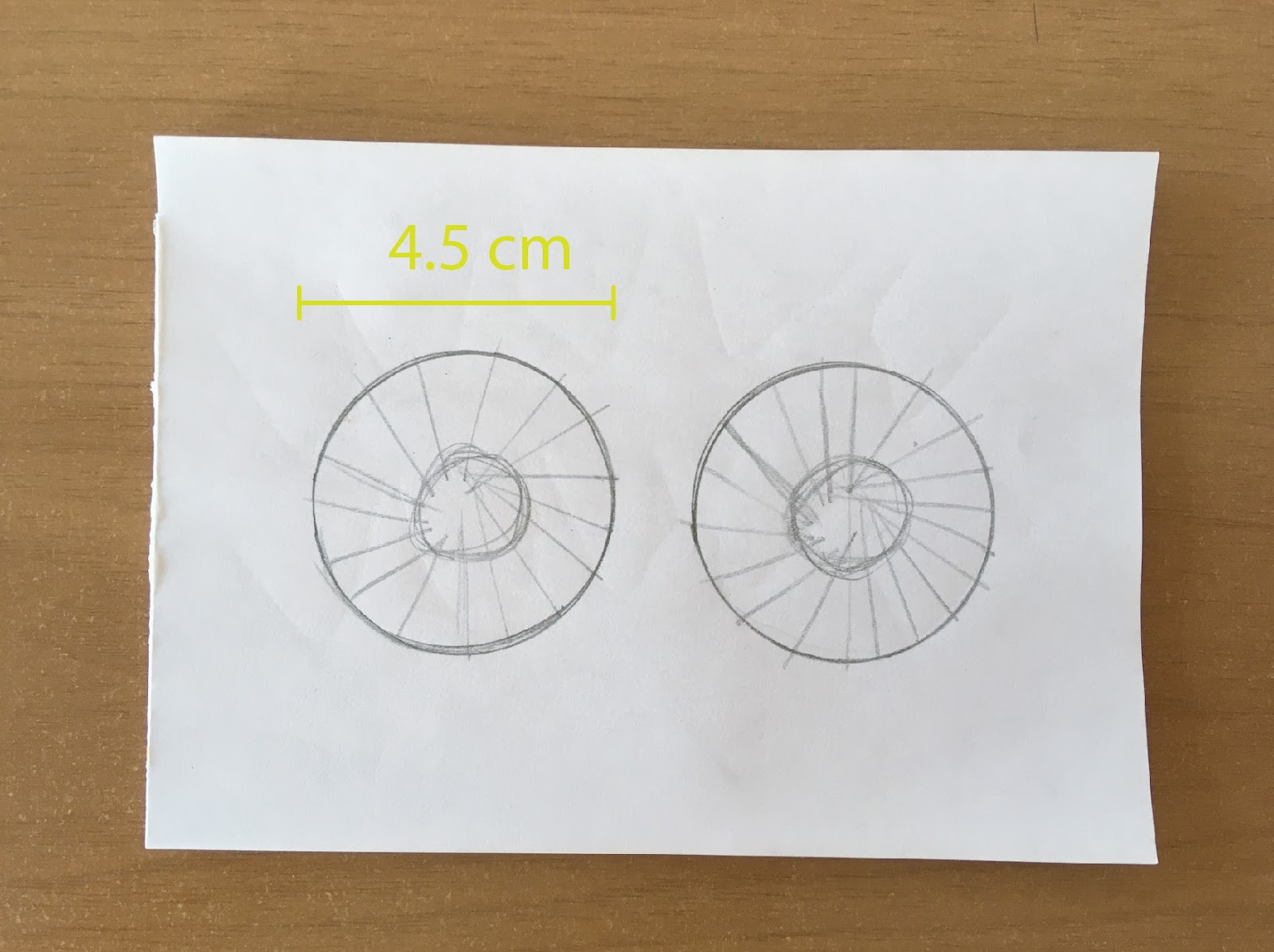 Dibujo en lápiz de dos circunferencias que formarán los ojos del monstruo.