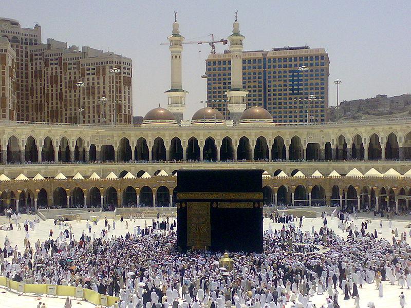 Contemporary picture of the Ka'aba, draped in black cloth and surrounded by pilgrims on the Haaj.