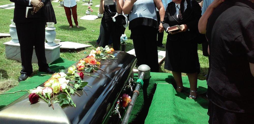 grupo de pessoas em funeral