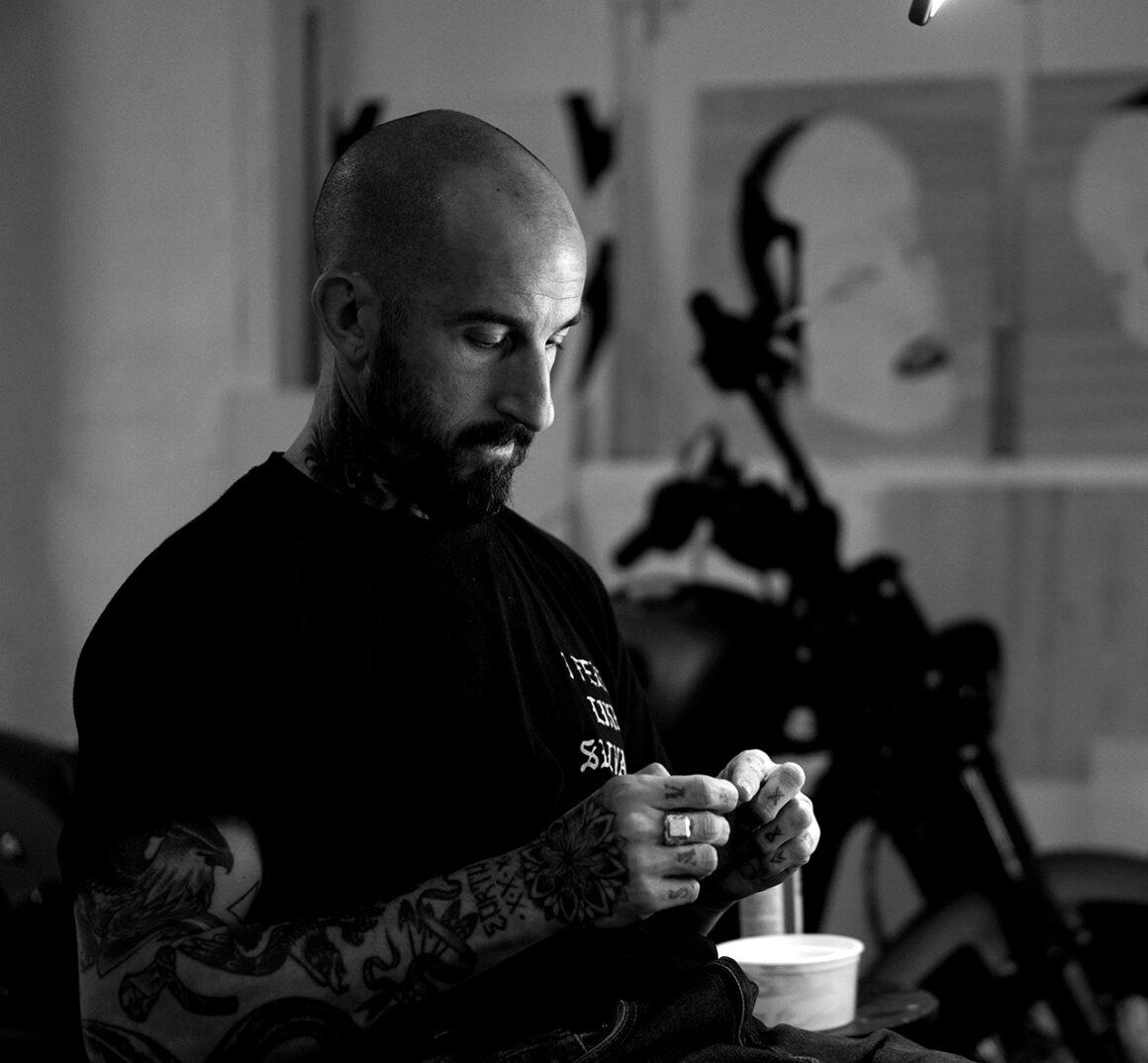 แรงบันดาลใจจากญี่ปุ่น และการเคลื่อนไหวที่สง่างามในเส้นสีดำในรอยสักของ Oscar  Hove - ลายสัก รอยสัก ช่างสัก ร้านสัก tattoo