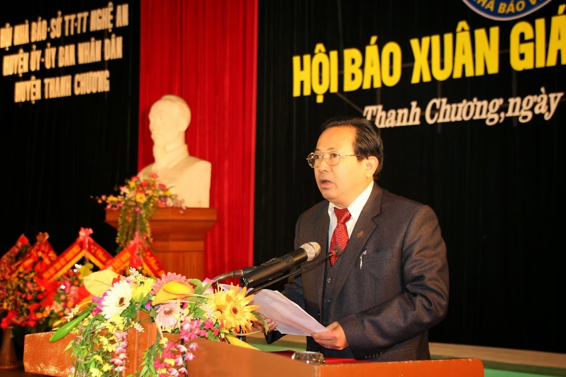 Ông Trần Duy Ngoãn - Chủ tịch Hội Nhà báo Nghệ An khai mạc Hội báo Xuân