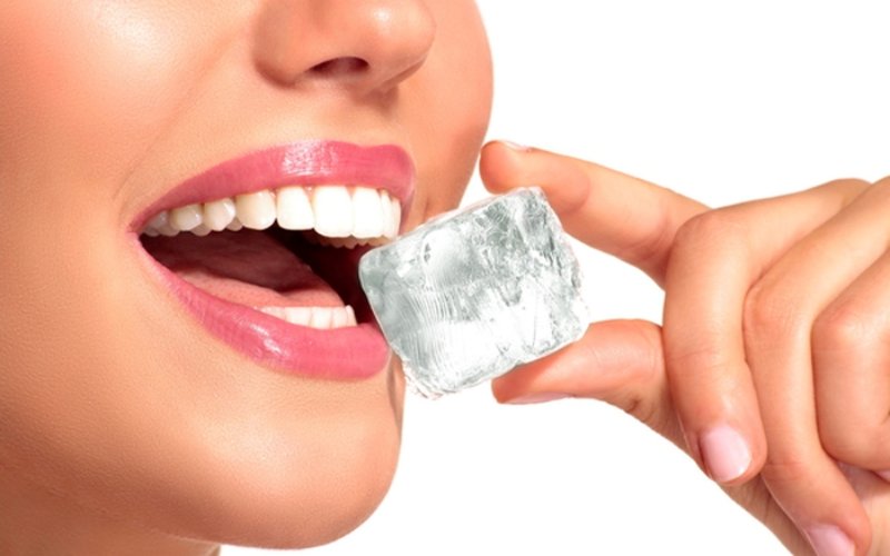 Nhai đồ cứng sẽ làm vết hàn bị nứt vỡ