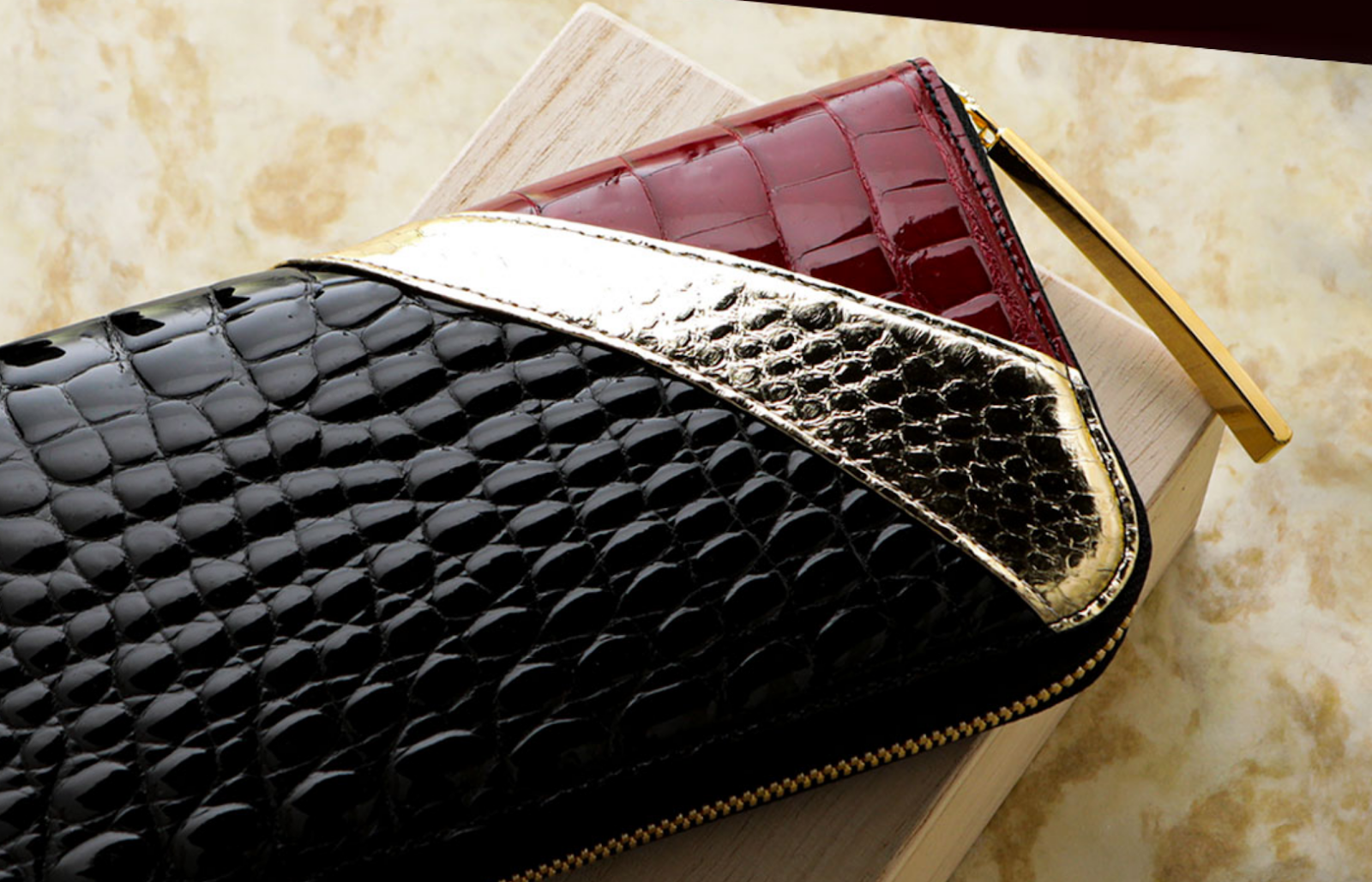 池田工芸の黒と赤の混ざったカラーの財布