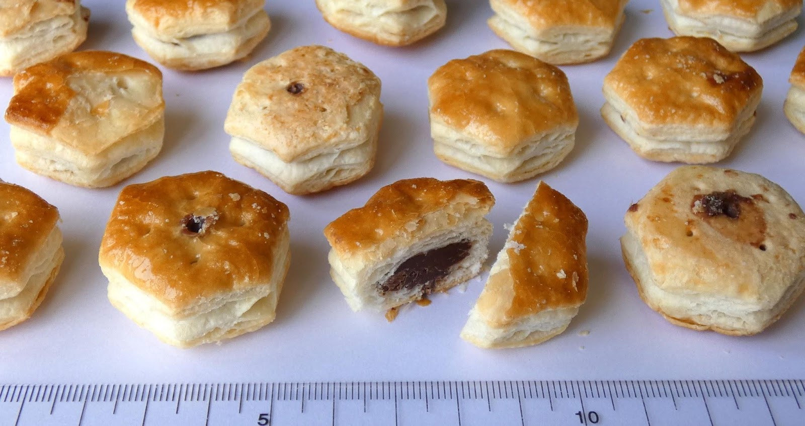 チョコレートが入った、折りパイ生地で作った一口パイ菓子の画像です。
