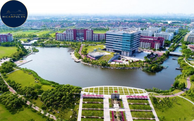 Khuôn viên trường công nghệ Hoa Đông nhìn từ trên cao 