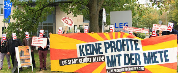 Protest vor der LEG-Verwaltung. Demonstranten mit Masken und Transparenten: »Keine Profite mit der Miete. Die Stadt gehört allen!«.