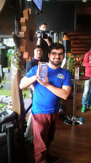 Andrea mostra orgoglioso il trofeo per il terzo posto conquistato durante il Mondiale di Krosmaster