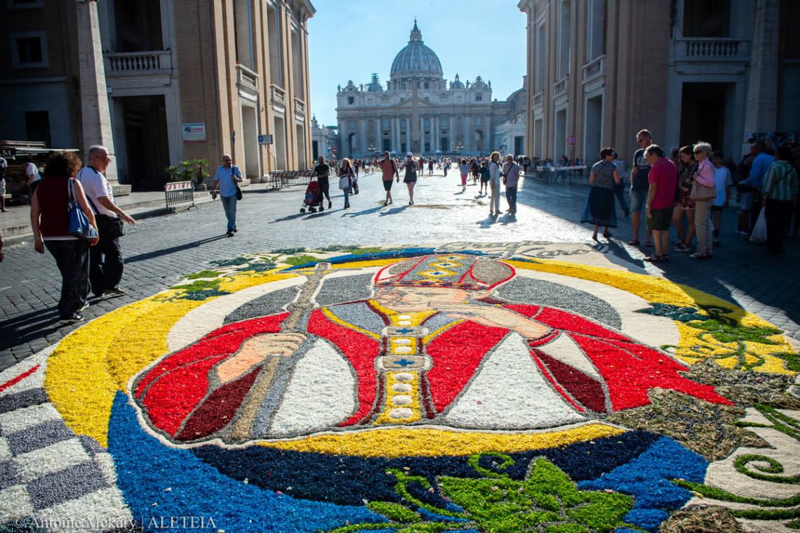Hình ảnh: các thánh và các giáo hoàng bằng hoa