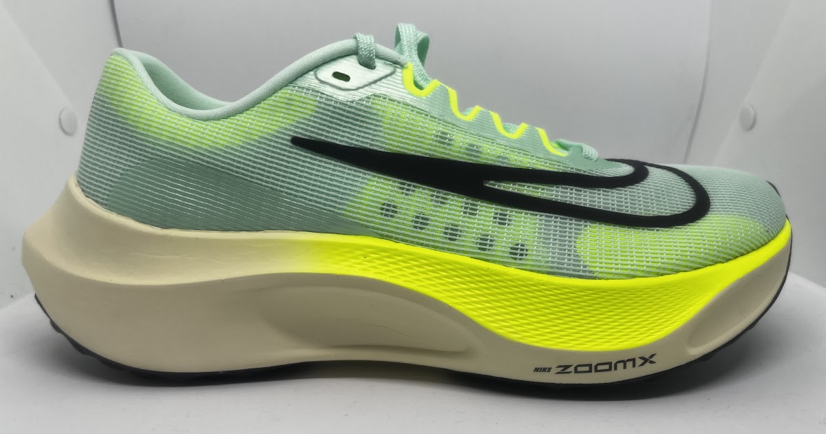 reputación Periodo perioperatorio hierro Road Trail Run: Nike Zoom Fly 5 Review (100 km): ZoomX Core and New Plate  Shifts the Focus! 7 Comparisons