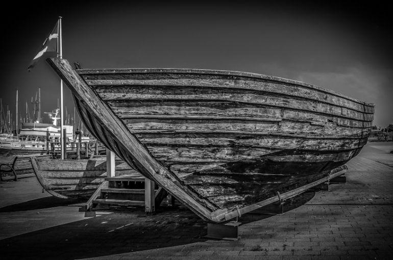 Barco atracado - textura de madeira fotos em preto e branco