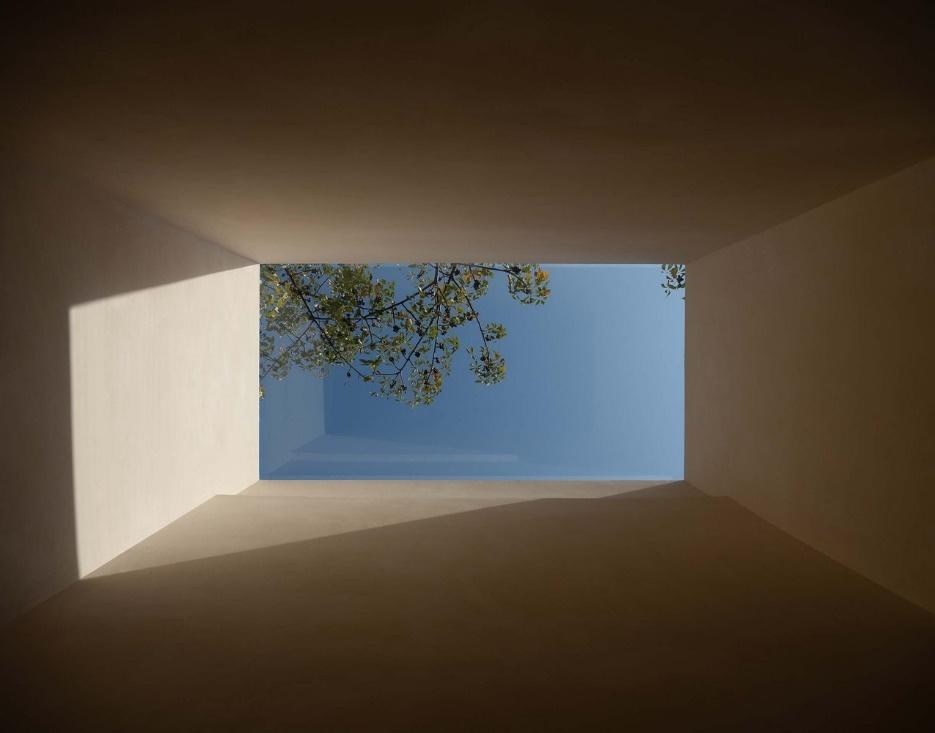 Дизайн Пространства с Окном в Крыше и Внутренним Двором
