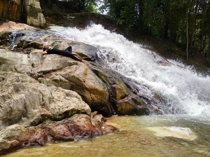 A large waterfall over some water

Description automatically generated