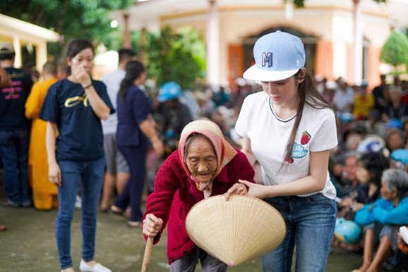 xung quanh. Tất cả các chàng trai đều “ đổ gục” trước những cô gái có trái tim nhân hậu vì thế nếu bạn là người tốt bạn sẽ có được trái tim của chàng lâu bền hơn.