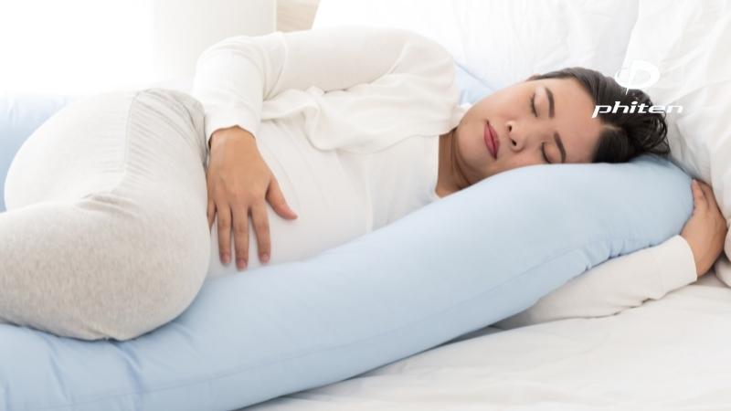 Nằm nghiêng khi ngủ sẽ giúp giảm đau lưng khi mang thai