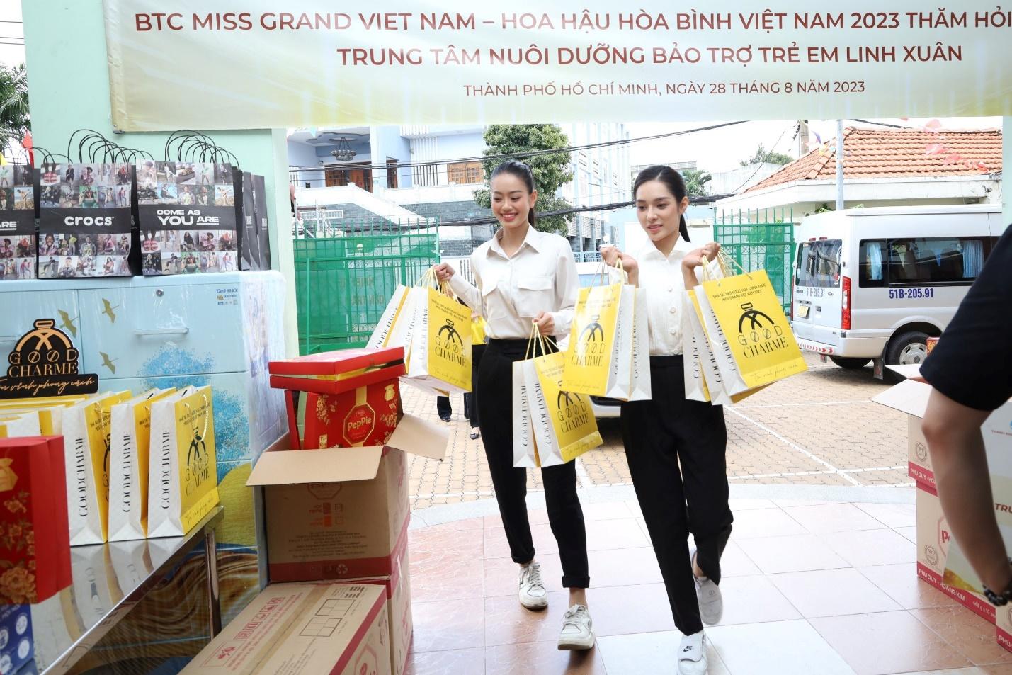 Các cô gái Miss Grand Vietnam 2023 vẫn giữ được nét rạng ngời và  tận tay chuẩn bị những món quà ý nghĩa