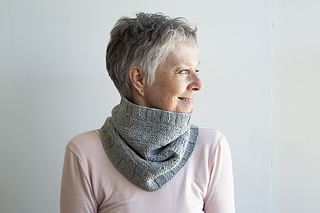 woman wearing gray knit cowl