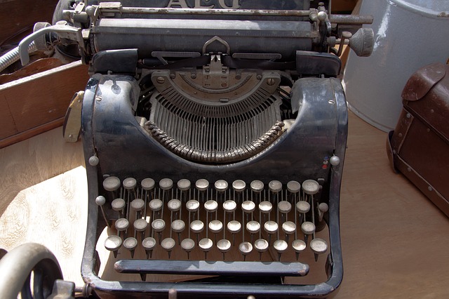 typewriter-465390_640.jpg