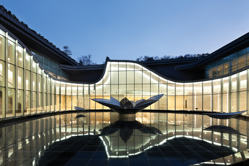 5022e1ce28ba0d4e9a00000c_seoul-memorial-park-haeahn-architecture_reflective_pond_in_the_courtyard_credit_park_youngchae.jpg