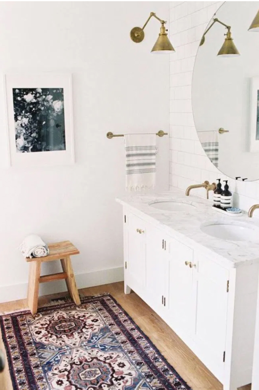 Kamar mandi dengan permadani