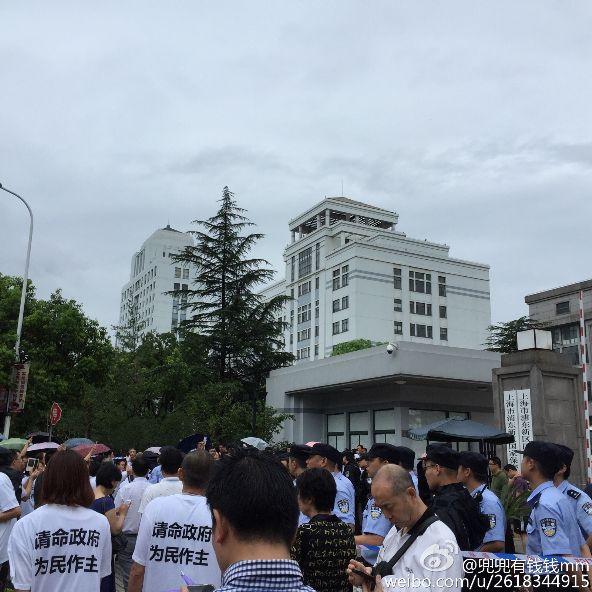 上海400投资人维权遭警察镇压数人被抓捕