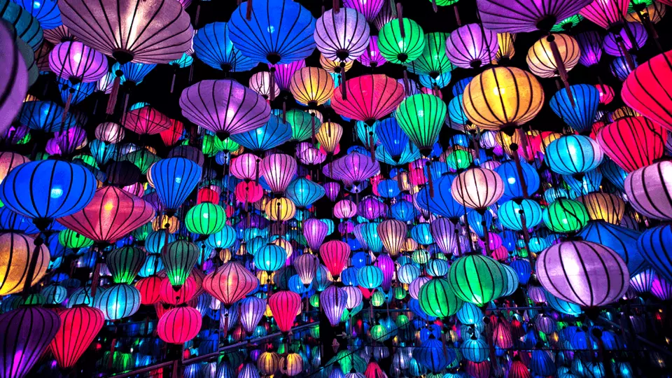 Hàng ngàn chiếc đèn lồng đầy đủ sắc màu, lung linh sẽ đưa bạn trở về tuổi thơ dữ dội