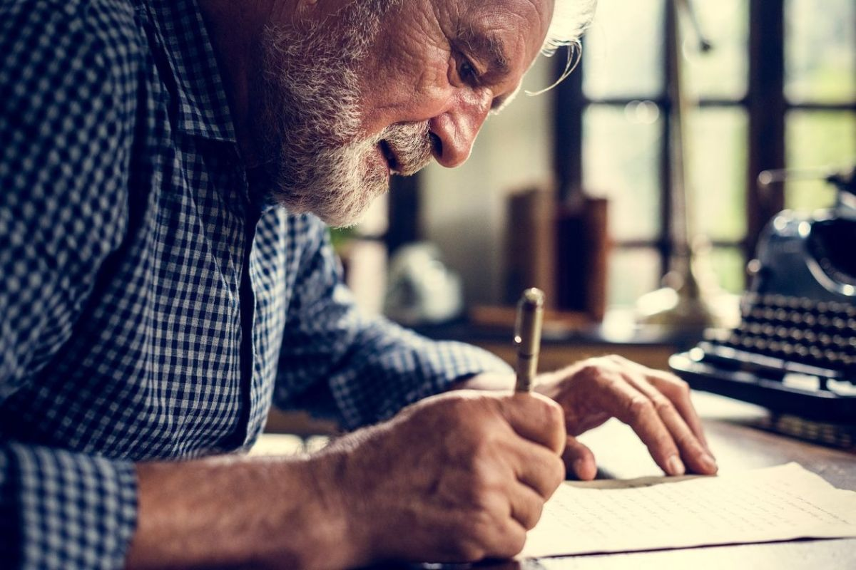 Мужчина старше читать. Писатель за столом. Писатель за работой. Пожилой человек пишет. Старики.