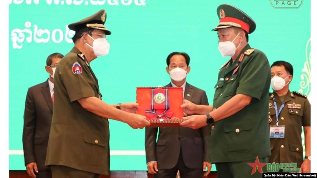Thủ tướng Campuchia Samdech Techo Hun Sen trao Huân chương Hữu nghị hạng Mahasena cho đại diện Bộ Quốc phòng Việt Nam tại Lễ khánh thành trụ sở mới của Bộ Quốc phòng Campuchia vào ngày 29/12/2021.