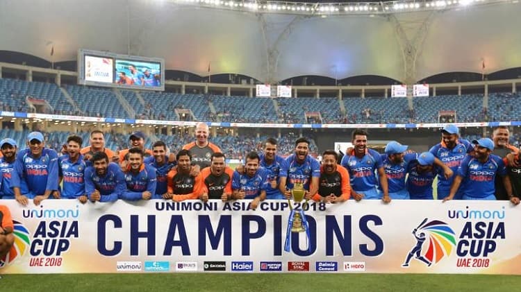 Team India with Asia Cup 2018 Trophy
