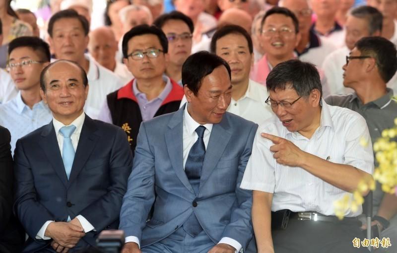 鴻海集團創辦人郭台銘（圖中）與台北市長柯文哲（圖右），今上午6點將到新竹城隍廟參拜，這也是2人自8月23日同台後第二次同框。（資料照）