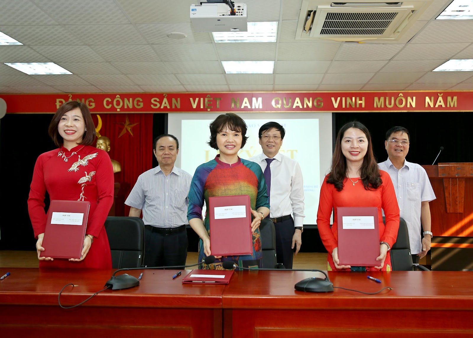 Lễ Ký kết Bản ghi nhớ giữa Bảo tàng Báo chí Việt Nam với Viện Đào tạo Báo chí và Truyền thông (Trường Đại hội KHXH&NV) và Học viện Báo chí và Tuyên truyền. Ảnh Sơn Hải