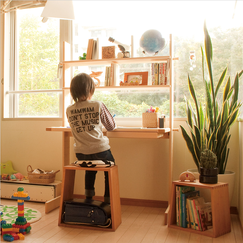 「子どものセンス・おしゃれな空間もデザインする」シンプルな子ども用の勉強机・木製デスク・学びの木製ツールなどを紹介