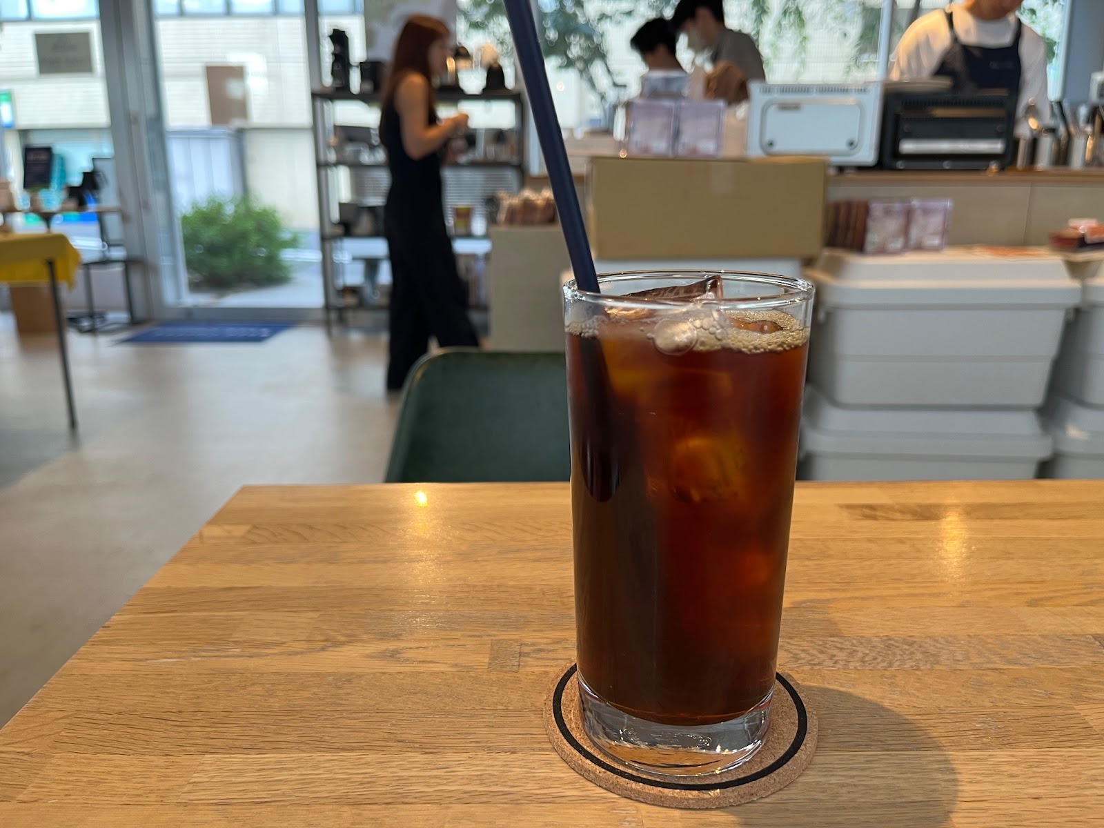 オーダーしたのは「水出しコーヒー（デカフェ）」。デカフェのアイスコーヒーながら豆のコクと香ばしさが引き立ち奥行きのある味わいです。