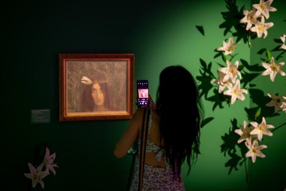 A person taking a picture of a person  Description automatically generated