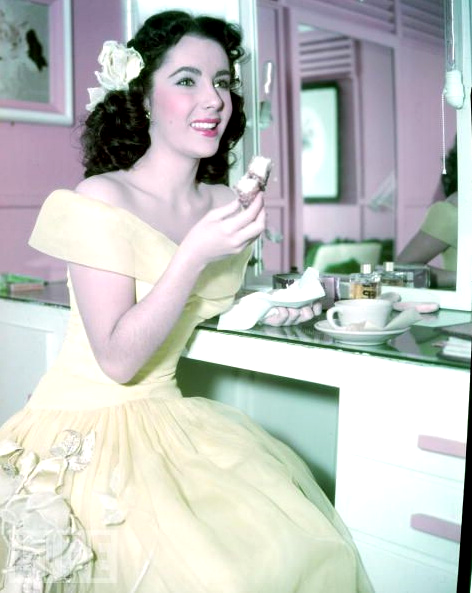 Elizabeth-Taylor 18 tuoi.jpg