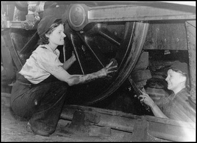 Women-in-Rail-Woman-Cleans-Engine-World-War-Two-Heaton-Newcastle