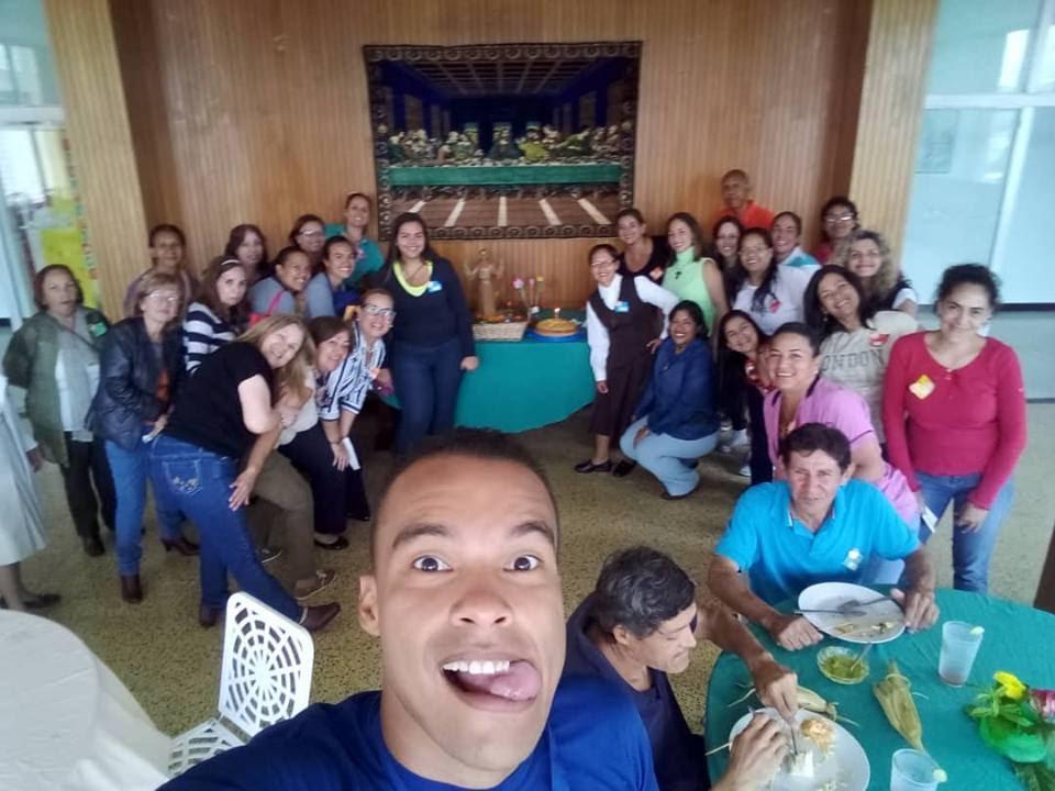 La imagen puede contener: 20 personas, incluido Liraima Rosales, personas sonriendo, personas sentadas