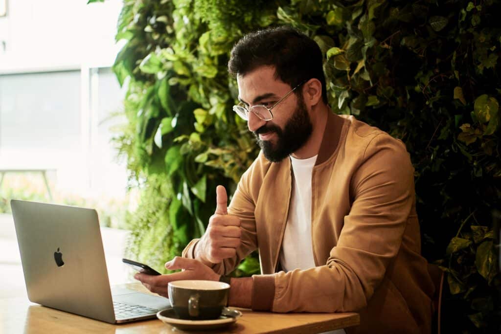 Empreendedor em café para trabalhar como freelancer com laptop