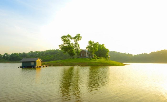 Hồ nước rộng lớn cực thơ mộng ở Đồng Mô