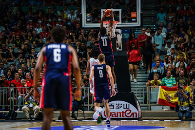 Ron Holland (11) marcou 13 pontos para os EUA (foto: FIBA / Divulgação)