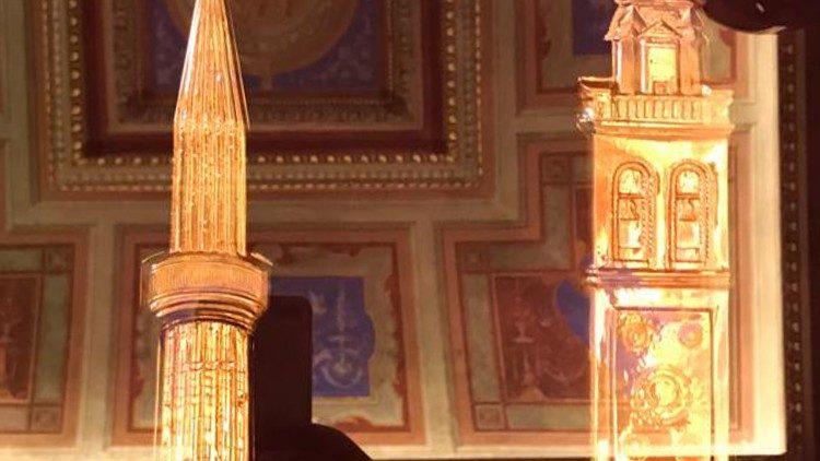Dhurata e haxhi Bujar Spahiut për Papën: minarja e xhamisë së Et’hem beut dhe kambanarja e katedrales së Shën Shtjefnit në Shkodër