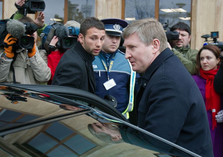 Владелец донецкого футбольного клуба «Шахтер» Ринат Ахметов (справа) садится в автомобиль в Бухаресте, Румыния, 8 января 2012 года