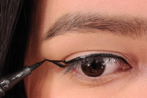 How to apply eyeliner - Bottom lid eyeliner - winged black eyeliner - makeup tips for beginners 