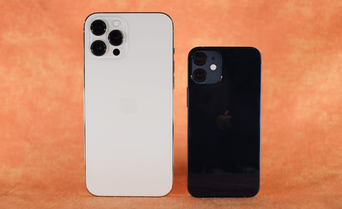 iPhone 12 Pro Max dan iPhone 12 mini berdampingan dengan latar belakang oranye.