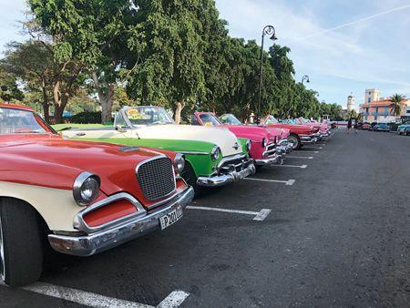 這些骨董車，都是1962年美國對古巴貿易禁運前進口的美國車，外形車身都是40、50年代的，裏面的引擎因為時日久遠，都已換裝過，是不同國家的拼裝配件。車子主要招攬觀光客乘坐，一小時約30到40CUC，可議價。很多醫師、工程師、律師，晚上兼差開骨董車（楊仁烽攝影）