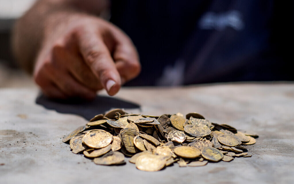 Gold coins found at central Israel archaeological dig (Yoli Schwartz/Israel Antiquities Authority)